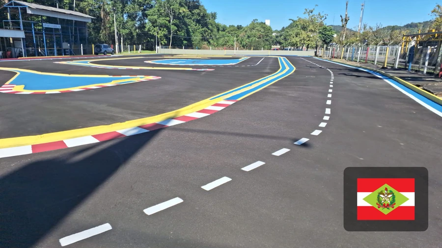 Pista de asfalto da AJARC, em Joinville, com zebras vermelhas e brancas e o miolo pintado de azul.